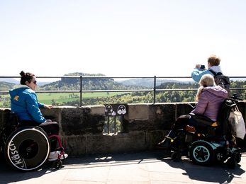 Rollstuhlgerechte Wege und Ausstellungen, Tastmodell, Audioguide in Leichter Sprache, Videoguide in Deutscher Gebärdensprache, Blindenleitsystem: Die Festung Königstein gehört unter den Kultureinrichtungen in Sachsen zu den Vorreitern beim Thema Barrierefreiheit. Foto: Integrativ-aktiv
