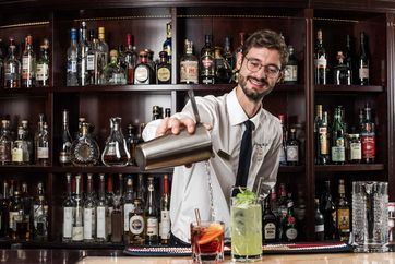 Barchef Johannes Leypold führt Interessierte im Cocktailkurs im Hotel Bülow Palais in die Welt der Barkeeper ein. Foto: Sebastian Thiel