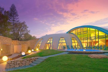 In der Toskana Therme in Bad Sulza schweben Gäste im körperwarmen Solewasser. Foto: Andreas Ollertz