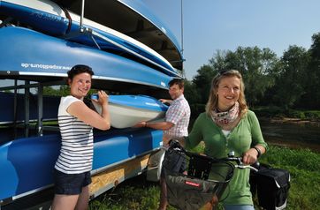 Kombiniertes Rad- und Wasserwandern ist auf den neuen, durch schiffbare Kanäle verbundenen Seen des Lausitzer Seenlandes besonders beliebt, Foto: Tourismusverband Lausitzer Seenland, Nada Quenzel