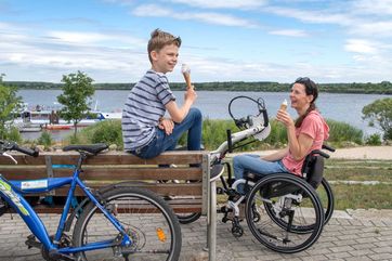 Um den Senftenberger See führt ein asphaltierter, ebener Rundweg, der auch für Handbiker geeignet ist. Foto: Tourismusverband Lausitzer Seenland, Nada Quenzel