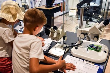 Kinder gehen im Optik Industrie Museum Rathenow auf Schlaumeier-Safari. Foto: Pressestelle Kulturzentrum Rathenow
