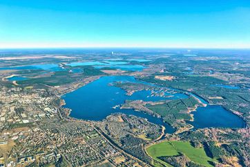 Heute lädt an der Stelle des ehemaligen Tagebaus der Senftenberger See zur Erholung ein. Foto: Luftbild-Service Scheack