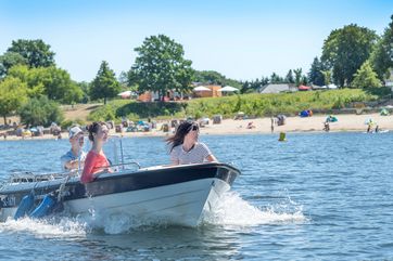 Traum für Freizeitkapitäne: Ab 29. Juni verschmelzen fünf Seen im Lausitzer Seenland über schiffbare Kanäle zu einem zusammenhängenden Wasserwanderparadies, Foto: Tourismusverband Lausitzer Seenland, Nada Quenzel